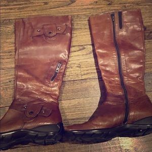 Brown boots with zippers